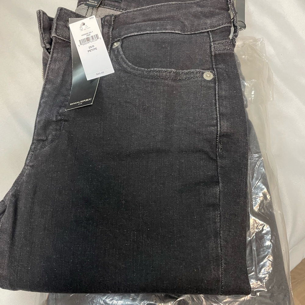 Women’s bundle of two Banana Republic size 25/0. Brand new. Has a stretch.